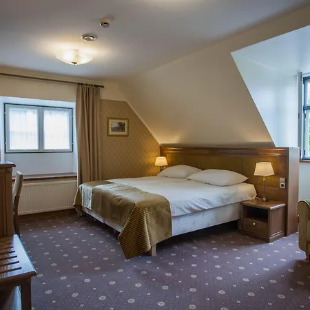 Arensburg Boutique & 4* Κουρεσάαρε